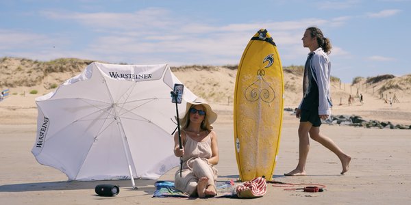 Surfeur et selfie sur la plage - Colors Bay