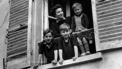 Suzanne Masson et les enfants au balcon