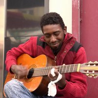 Tom sourit et chante dans la rue - Tom d'ici et d'ailleurs