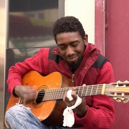 Tom sourit et chante dans la rue - Tom d'ici et d'ailleurs