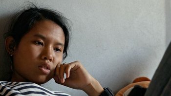 fille devant son téléphone