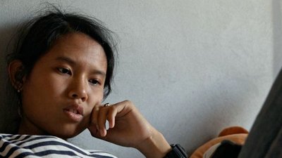 fille devant son téléphone