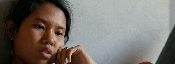 fille devant son téléphone