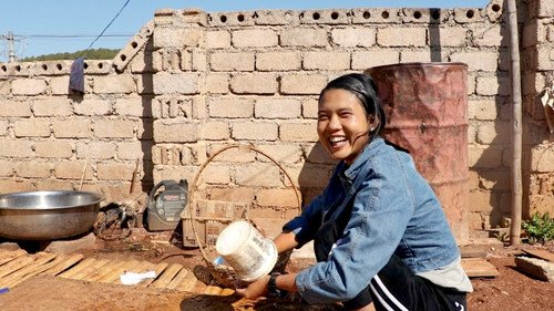 fille se lavant le visage dans son jardin