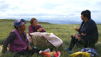 Trois femmes mangeant