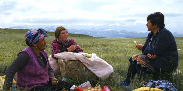 Trois femmes mangeant