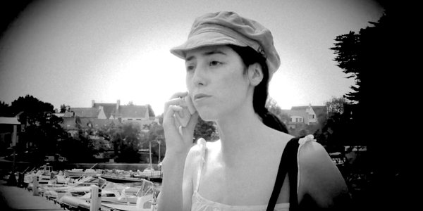 Une femme au téléphone près d'une rade - Le marin masqué cover