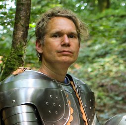 portrait Abraham Poincheval artiste - Dans l'armure d'Abraham