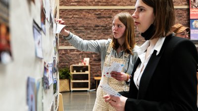 accrochage au mur fille en salopette - nos futurs les champs libres