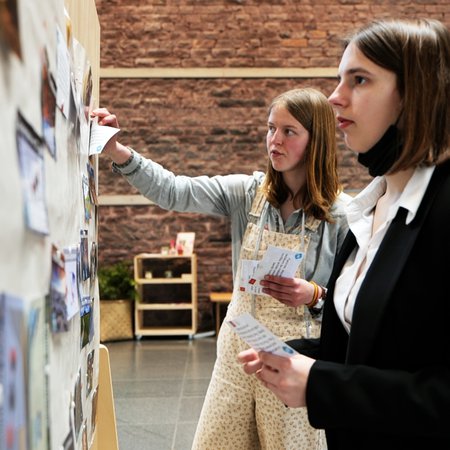 accrochage au mur fille en salopette - nos futurs les champs libres