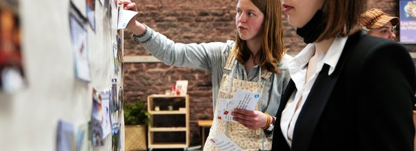 accrochage au mur fille en salopette - nos futurs les champs libres