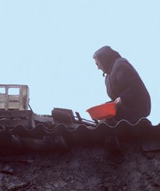 accroupie sur le toit