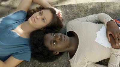 amies allongees sur le dos le bleu blanc rouge de mes cheveux