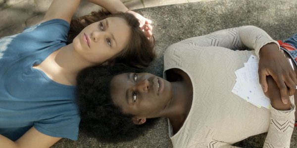 amies allongees sur le dos le bleu blanc rouge de mes cheveux