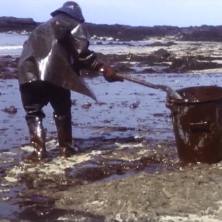 amoco Archive homme qui nettoie la plage