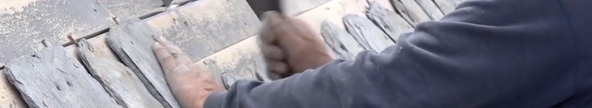 ardoise posée par un couvreur