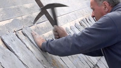 ardoise posée par un couvreur