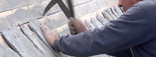 ardoise posée par un couvreur