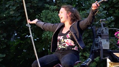 artiste joyeuse micro en l'air - DRAC Morlaix