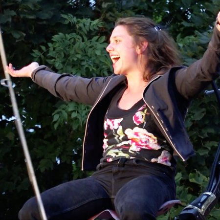 artiste joyeuse micro en l'air - DRAC Morlaix