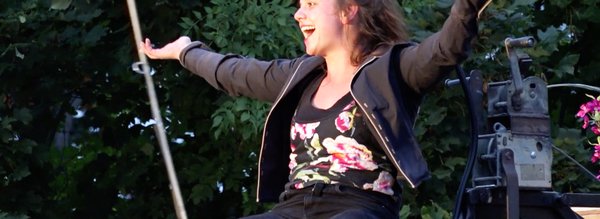 artiste joyeuse micro en l'air - DRAC Morlaix