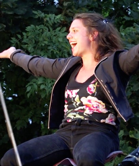 artiste joyeuse micro en l'air - DRAC Morlaix