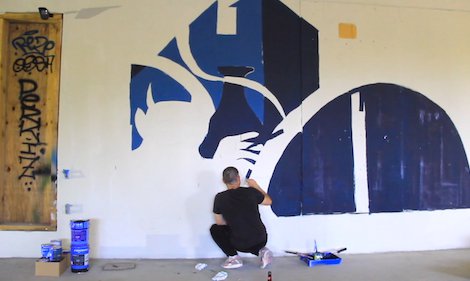 artiste peignant du bleu