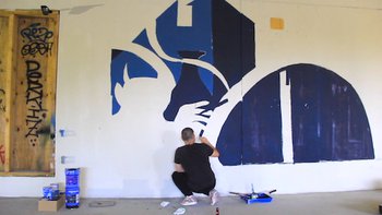 artiste peignant du bleu