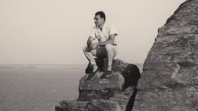 assis sur la falaise - À la gauche du père