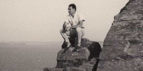 assis sur la falaise - À la gauche du père