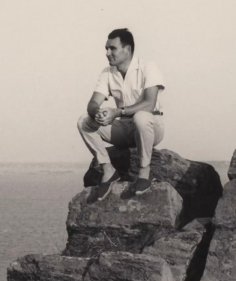 assis sur la falaise - À la gauche du père