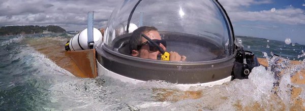 au dessus de l'eau Le petit sous-marin