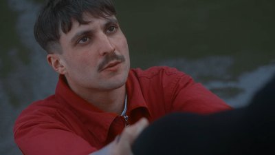 au dessus du canal dude low regarde son double cover