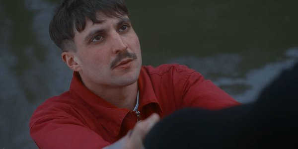 au dessus du canal dude low regarde son double cover