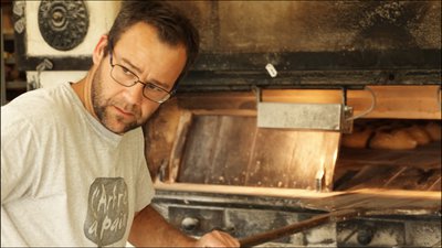 Aurélien sort le pain du four - Mellionnec 2021