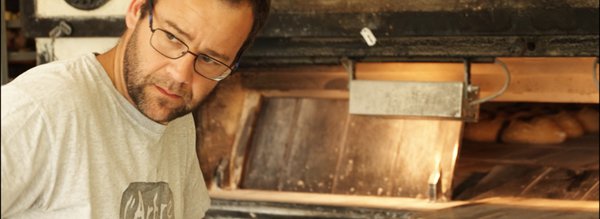 Aurélien sort le pain du four - Mellionnec 2021