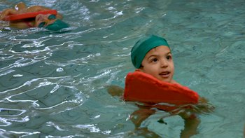 Enfants qui nage bains publics