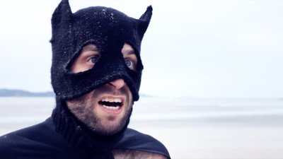 Batman enrage dents en avant