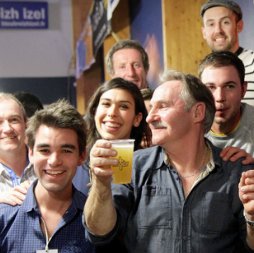 bénévoles heureux bières à la main - Roue Waroch