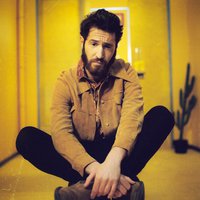 Broken Back portrait assis