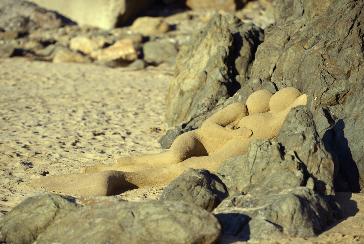 amoureux cachés dans le sable sculpture Richard Bois