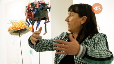 Cécile raconte une oeuvre en souriant - Indigènes du 7 ème continent