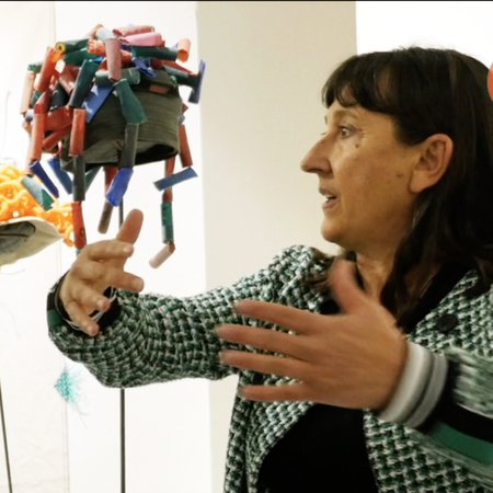 Cécile raconte une oeuvre en souriant - Indigènes du 7 ème continent