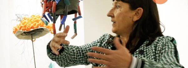 Cécile raconte une oeuvre en souriant - Indigènes du 7 ème continent