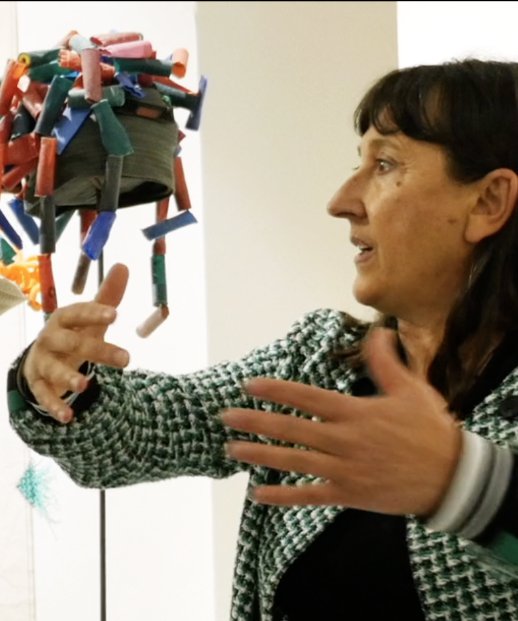 Cécile raconte une oeuvre en souriant - Indigènes du 7 ème continent