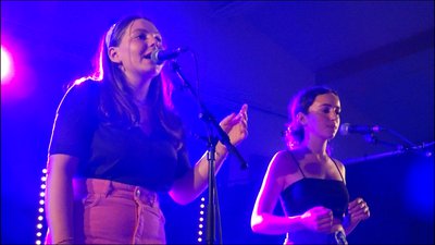 fille Loric chante sur la scène - Roue Waroch