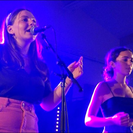 fille Loric chante sur la scène - Roue Waroch