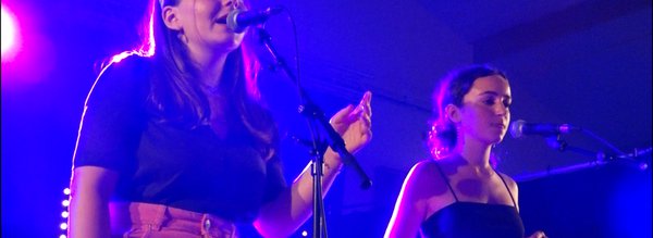 fille Loric chante sur la scène - Roue Waroch