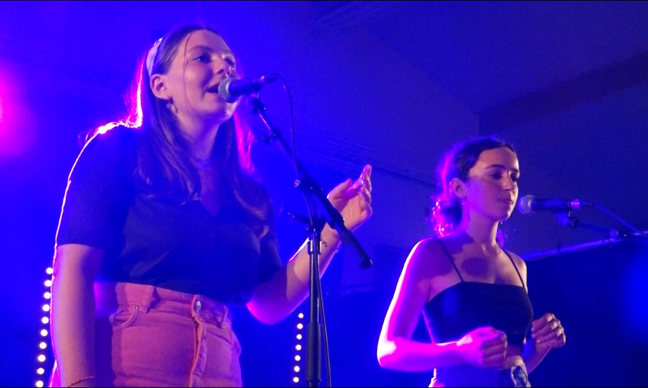 fille Loric chante sur la scène - Roue Waroch