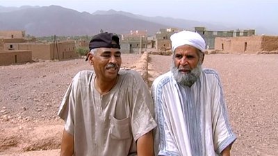 Chibanis assis au Maroc